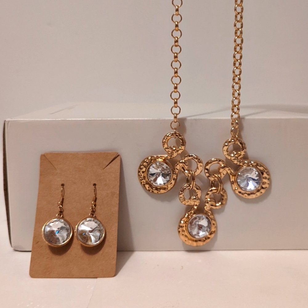Lovely Jewelry Set Earrings and Necklaces In  Gold.